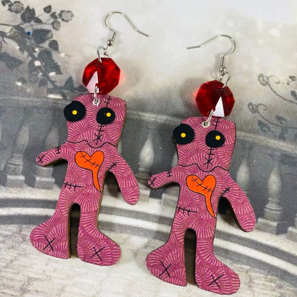 Adorable little pink VooDoo Doll OOAK earrings with red crystals - Picture 2 of 3